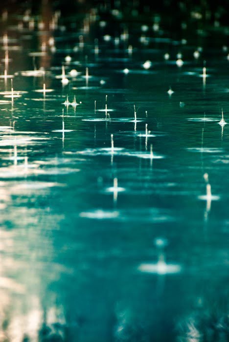raindrops_falling_onto_water