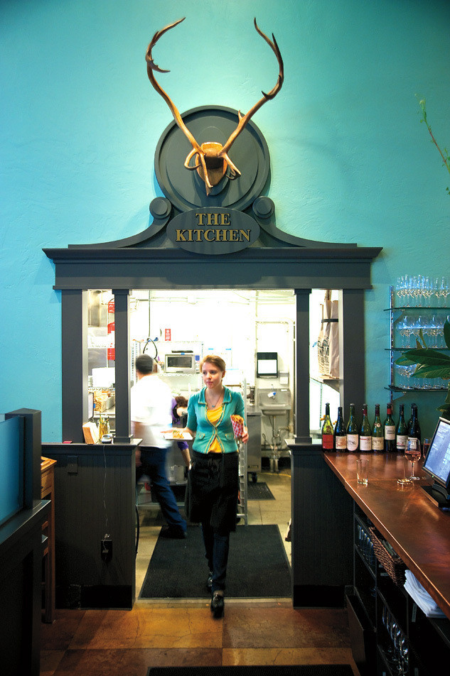 3_077_eat-drink_review-little-bird-entrance_cc1g13_dyeydp